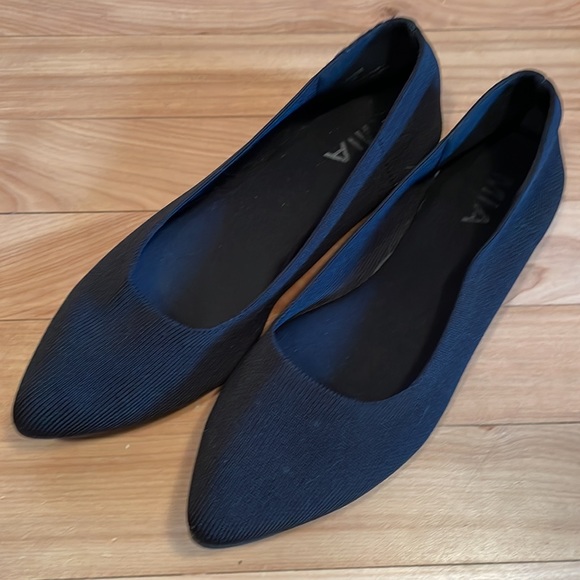 Black shoes. Pointed. Really cute and comfy! - Picture 2 of 4